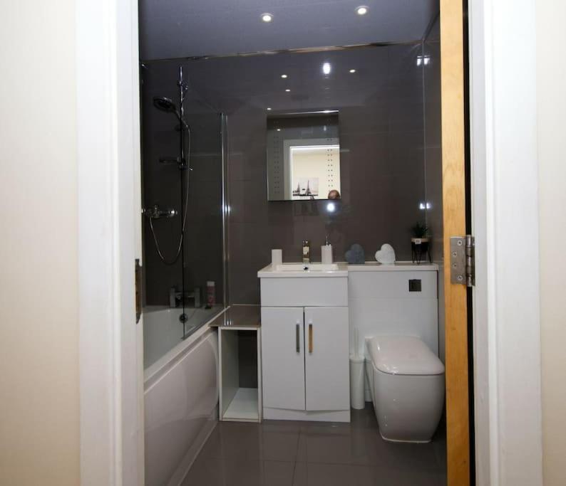 Alluring 2 Bedroom Leeds City Centre Apartment- Self Check-In,Balconied Apartment Bagian luar foto