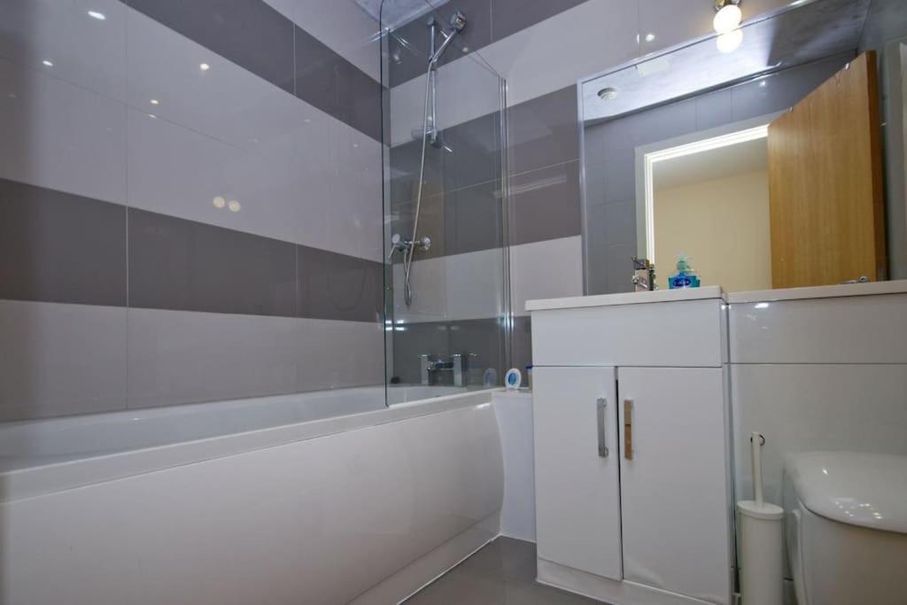 Alluring 2 Bedroom Leeds City Centre Apartment- Self Check-In,Balconied Apartment Bagian luar foto